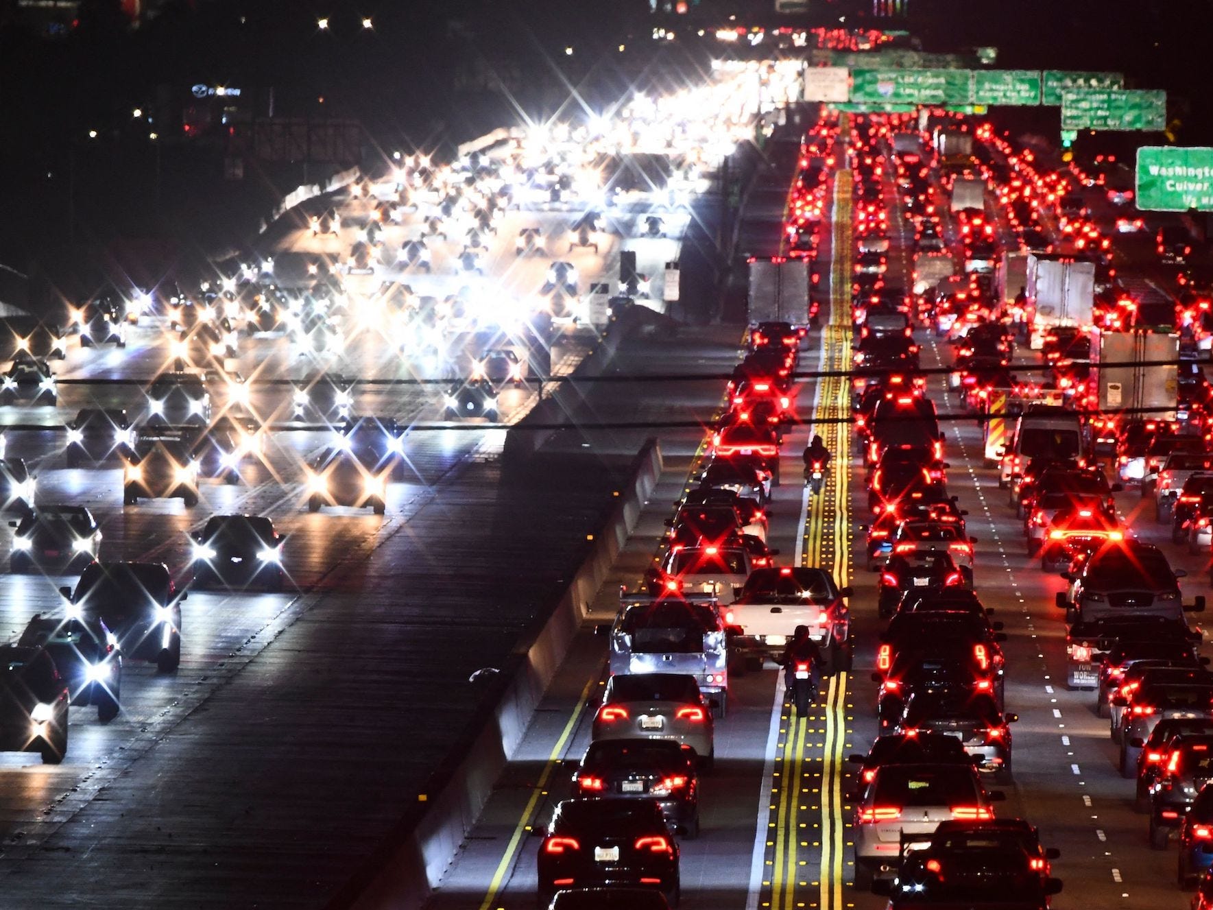 405 Freeway di California selama lalu lintas jam sibuk.