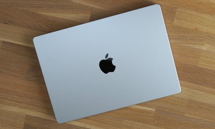 Tutup MacBook Pro 14in dalam aluminium perak