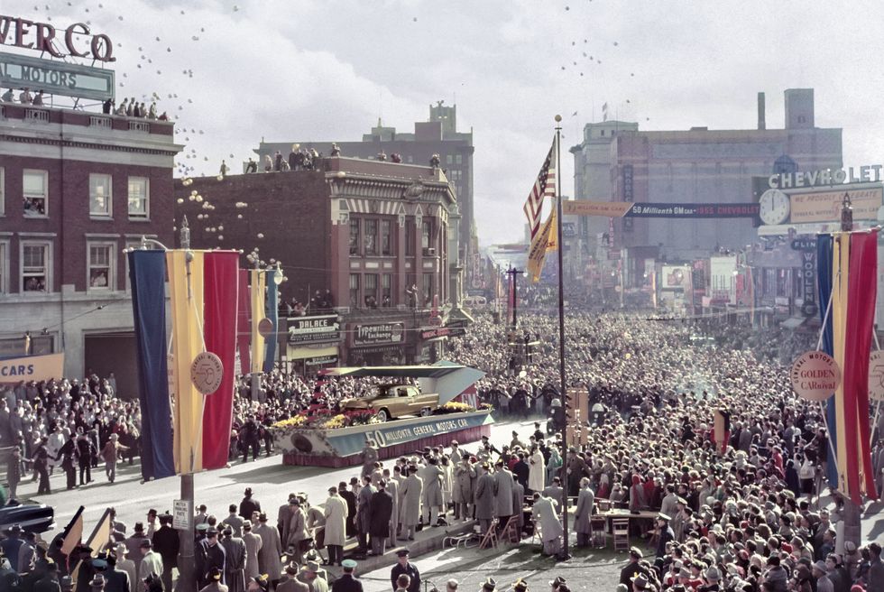 1954 flint, michigan, parade merayakan 50 juta mobil gm